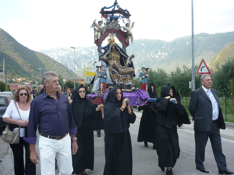 A Campese la chiesa apre tutte le mattine. Grazie ai volontari del paese