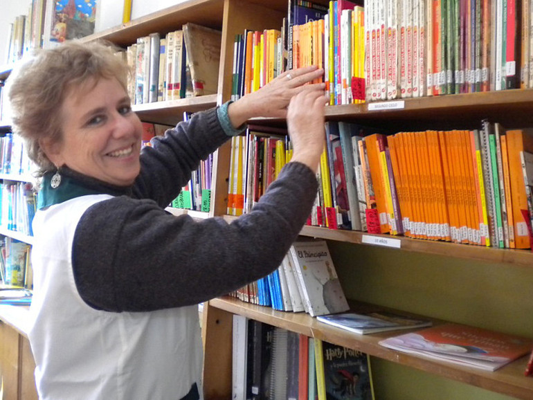 Fino a giugno la biblioteca diffusa ti “veste” di libri