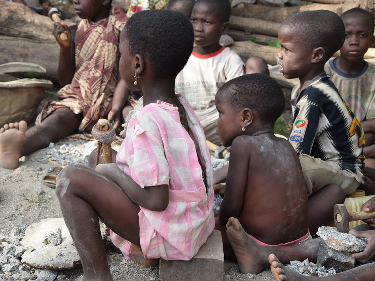 Help for life accanto ai bambini spaccapietre del Benin