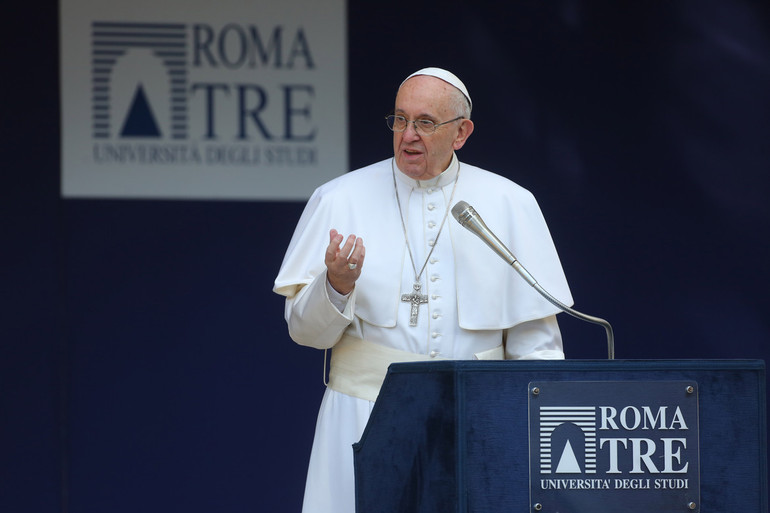 Il papa a Roma Tre: «Dialogo nelle differenze». Contrastare la «liquidità» con la «concretezza»