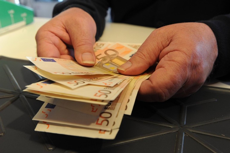 Italiani gran risparmiatori, "ma non lasciate i soldi sotto il materasso"