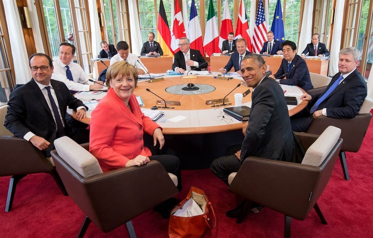 Merkel tenta il poker, Hollande lascia
