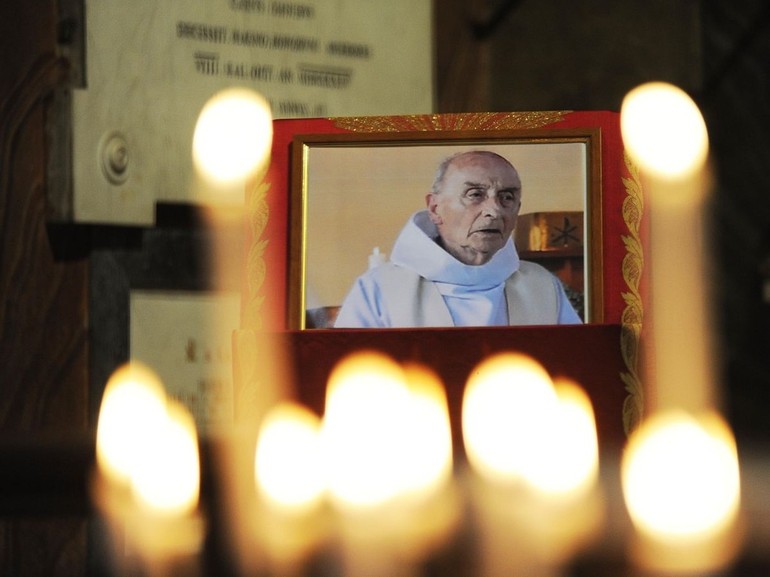 Un anno fa il martirio di padre Hamel. La Francia rende onore alla "santità del quotidiano"