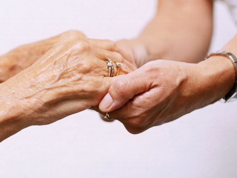 Uneba: l'assistenza agli anziani con il profumo della carità