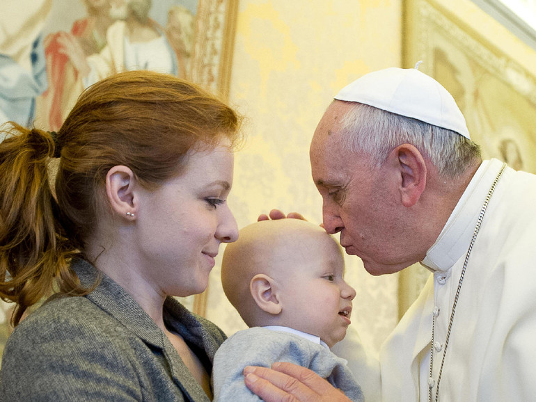 Giornata per la vita: Papa Francesco parla di «paternità responsabile», ma il sinodo deve rimodulare l’Humanae vitae