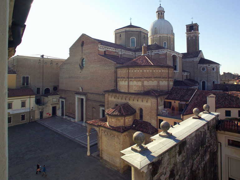 A Padova aperta la Porta della carità in piazza Duomo