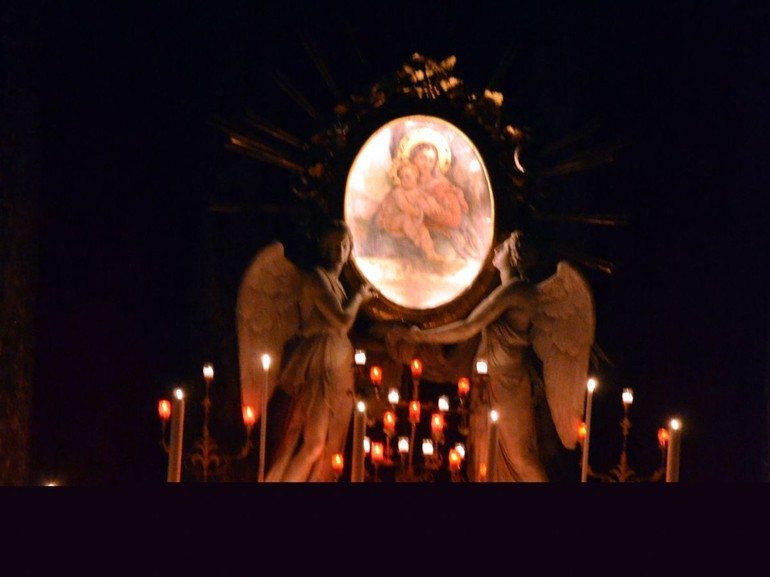 Al Carmine domenica si prega la Madonna dei lumini: «Liberaci dalle pesti di oggi»