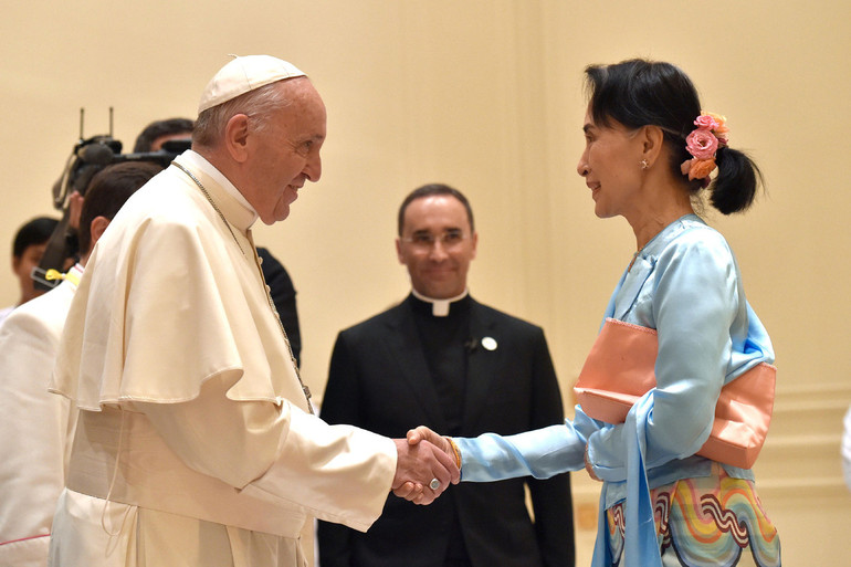 L'abbraccio del papa ai cattolici del Myanmar