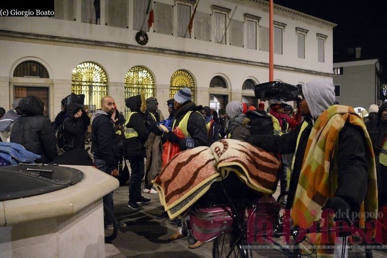 La diocesi e i migranti di Cona: «Protesta sì, ma ora tornate nella base»