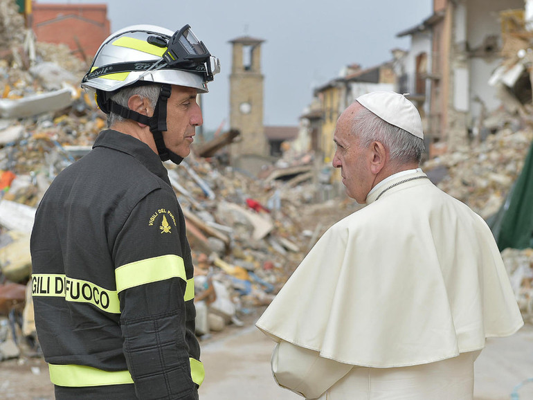 La visita a sorpresa di papa Francesco sui luoghi del terremoto in Centro Italia