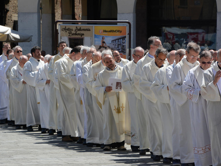 Nuove nomine del vescovo Claudio: tra i tanti preti anche una donna