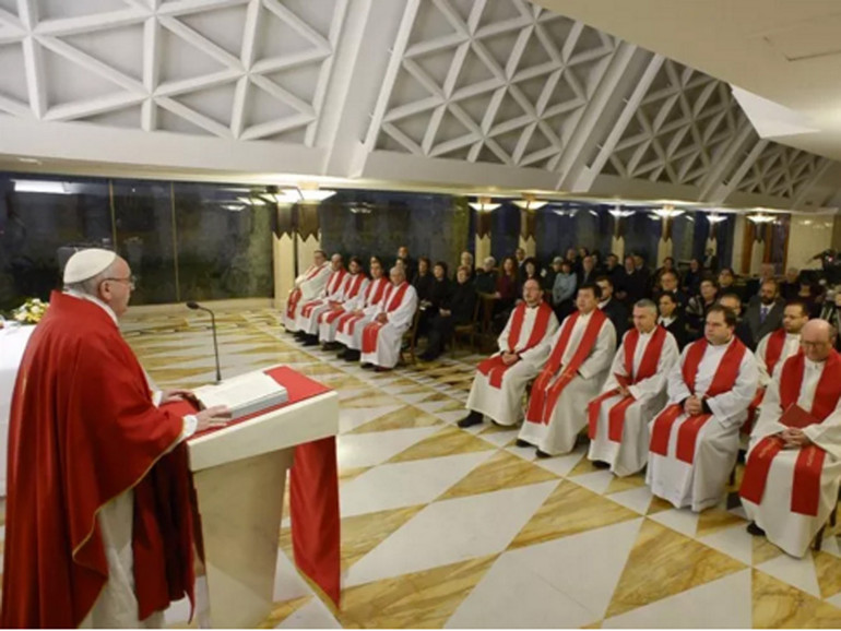 Papa Francesco a Santa Marta, «ad Assisi non per fare spettacolo» ma per «pregare per la pace»