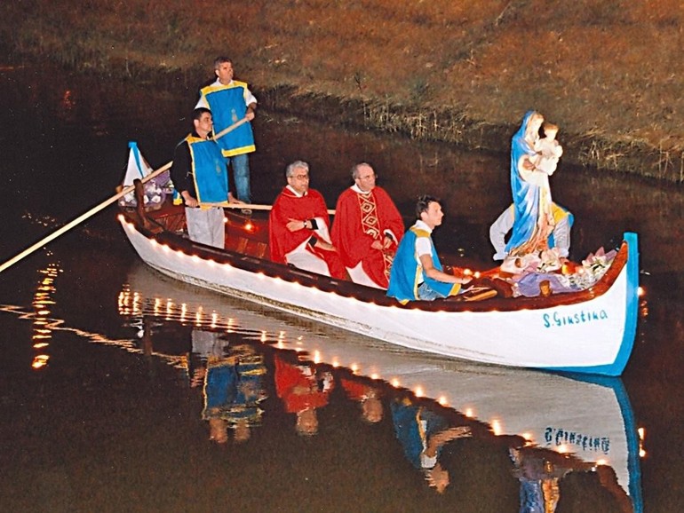 Sabato a Lova la processione con la "Madonna in barca". E ci sarà anche il vescovo Claudio
