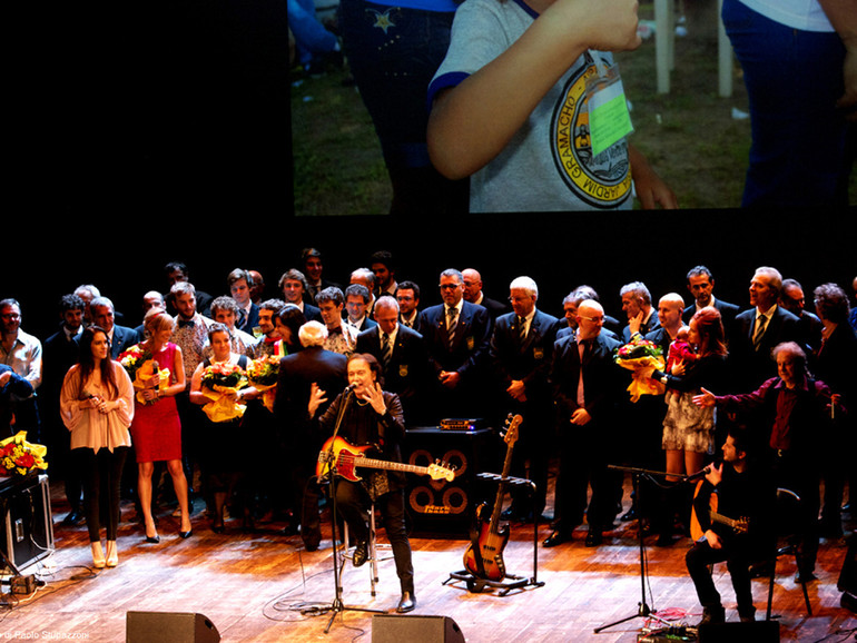 Con "Play the voice!" la musica è dedicata ai bambini del Brasile