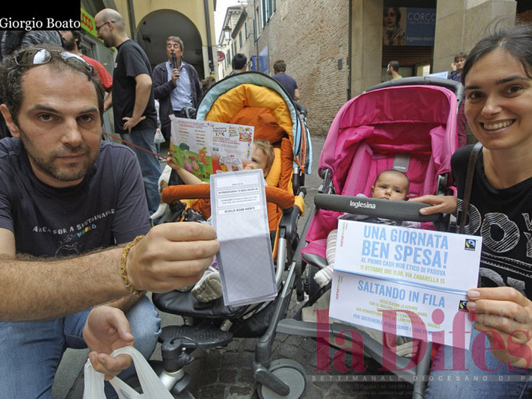 Dal flash mob al cash mob: per un giorno a Padova si è "votato col portafoglio"
