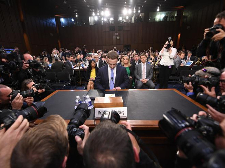 Facebook e Cambridge Analytica, Zuckerberg si scusa davanti al Congresso Usa: “Non abbiamo fatto abbastanza”