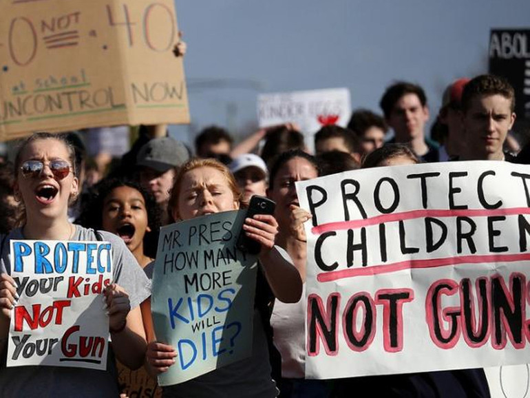 Usa: gli studenti lasciano le classi per protestare contro la mancata riforma della legge sulle armi