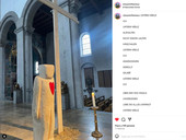 Accolti, desiderati, amati. “Uomo sotto la croce” è l’installazione quaresimale dello scultore Marco Bruckner a Monaco di Baviera