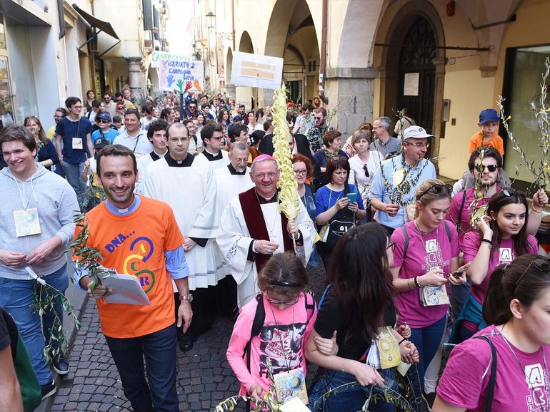 I ragazzi incontrano il vescovo alle Palme. Poi la via Crucis all'Opsa