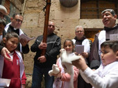 Israele e Hamas: Via Crucis a Gerusalemme, mille studenti sulla Via Dolorosa per chiedere la pace