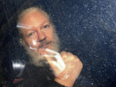 Julian Assange, l’Alta Corte britannica concede l’appello. Mons. Ricchiuti (Pax Christi), “una buona notizia, speriamo torni uomo libero”