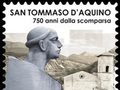 La statua di san Tommaso d'Aquino di Giuliano Vangi nel francobollo del ministero delle Imprese e del Made in Italy