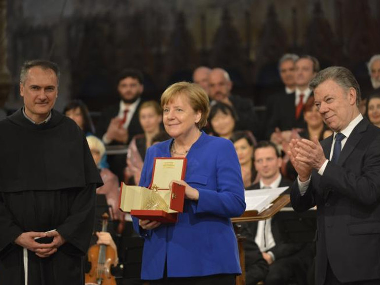 Merkel ad Assisi: “ripartire dall’Italia per costruire la pace”, ma “un Paese da solo non ce la può fare”