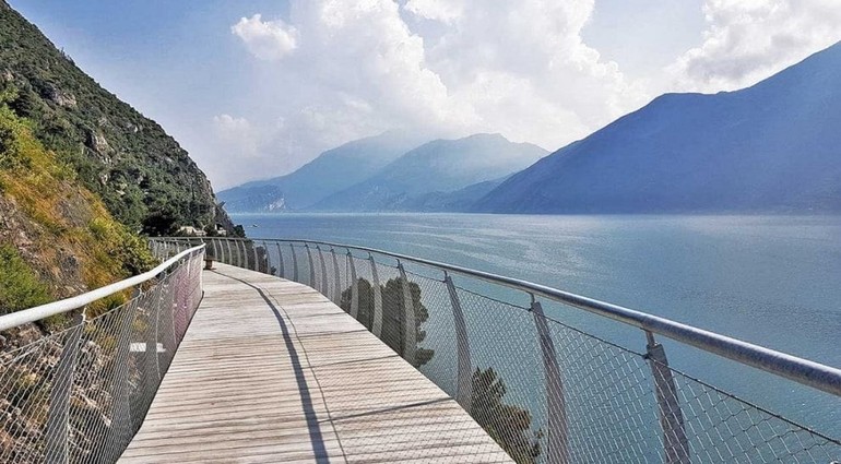 Paesaggi da sogno in bicicletta sulle sponde del lago di Garda