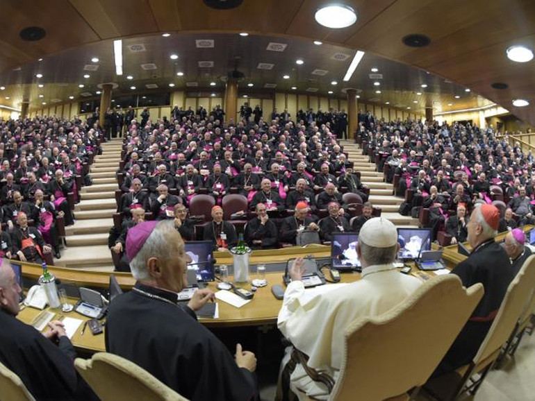 Papa Francesco ai vescovi italiani: ridurre le diocesi e superare la crisi delle vocazioni con i “fidei donum”