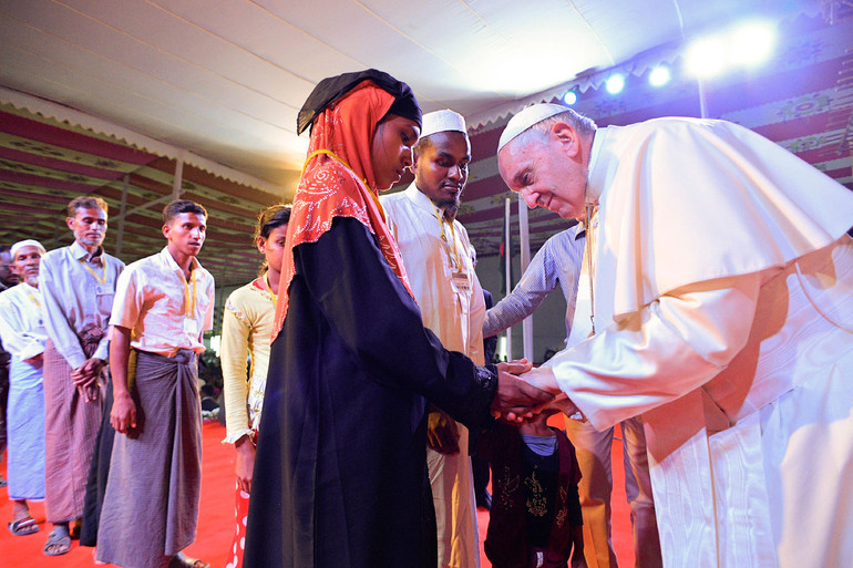 Bangladesh. Storico abbraccio fra il papa e il popolo perseguitato «Dio oggi si chiama anche “Rohingya”» 