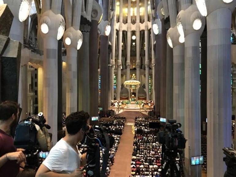 La celebrazione alla Sagrada Familia dopo l’attentato. «Veniamo a chiedere pace»