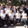 Foto di gruppo di alcuni dei cento paralimpici insieme al premier Renzi