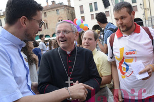 Altri giovani preti (qui don Vincenzo Cretella dell'up di Vigonza) salutano il vescovo