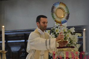 Don Vito Di Rienzo, nuovo assistente Acr, espone il Santissimo per l'adorazione