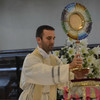Don Vito Di Rienzo, nuovo assistente Acr, espone il Santissimo per l'adorazione