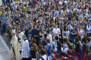 Il vescovo Claudio apre la processione alla porta della misericordia dei giovani