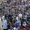 Il vescovo Claudio apre la processione alla porta della misericordia dei giovani