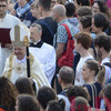 Il vescovo Claudio guida la processione alla Porta santa con i giovani