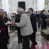 I rappresentanti dei vicariati ricevono dalle mani del vescovo la guida per la tre giorni residenziale vicariale
