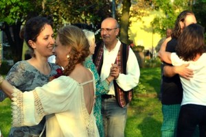 Balli della tradizione veneta come la Polesana o la Farandola francese 