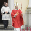 Il vescovo esce sulla piazza per la benedizione delle "palme"