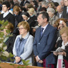Anche la Anna Marangoni, alla sinistra del marito, accompagna spiritualmente il fratello all'episcopato