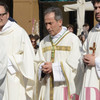 I sacerdoti attraversano piazza Duomo