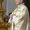 Il vescovo Claudio rimane accanto a don Renato durante il canto delle litanie