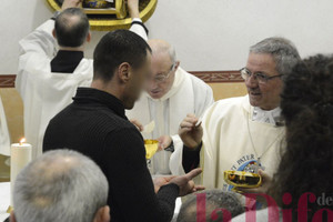 I detenuti ricevono la comunione dal vescovo