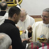 I detenuti ricevono la comunione dal vescovo