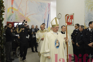 Il vescovo Claudio in preghiera percorre i corridoi del carcere, a lui ormai familiari