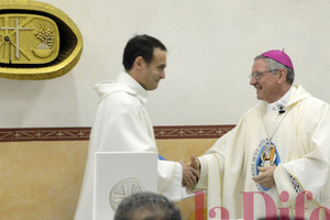 La stretta di mano con il cappellano, don Marco Pozza