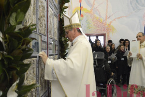 Sono le 10 di domenica 27 dicembre quando il vescovo Claudio si accosta alla porta della cappella del Carcere di Padova