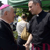 Il saluto tra il vescovo emerito e il parroco di Cazzago, don Davide Zaffin
